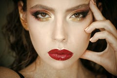 Το πρότυπο ομορφιάς με τη γοητεία κοιτάζει, makeup Γυναίκα με το φωτεινό makeup και τα κόκκινα χείλια, ομορφιά Γυναίκα με το νέο Στοκ Φωτογραφίες Το πρότυπο ομορφιάς με τη γοητεία κοιτάζει, makeup Γυναίκα με το φωτεινό makeup και τα κόκκινα χείλια, ομορφιά Γυναίκα με το νέο Στοκ Φωτογραφίες