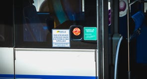Το σημάδι στα γαλλικά για την ασφάλειά σας τα λεωφορεία είναι εξοπλισμένο με ένα τηλεοπτικό σύστημα παρακολούθησης στοκ εικόνα με δικαίωμα ελεύθερης χρήσης Το σημάδι στα γαλλικά για την ασφάλειά σας τα λεωφορεία είναι εξοπλισμένο με ένα τηλεοπτικό σύστημα παρακολούθησης στοκ εικόνα με δικαίωμα ελεύθερης χρήσης