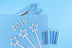 το σημάδι του 2019 με το μπλε μονοχρωματικό επίπεδο μολυβιών και αστεριών βρέθηκε στοκ εικόνα το σημάδι του 2019 με το μπλε μονοχρωματικό επίπεδο μολυβιών και αστεριών βρέθηκε στοκ εικόνα