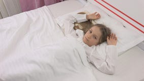 Το στοχαστικό παιδί στο κρεβάτι, στοχαστικό παιδί, κορίτσι δεν μπορεί κοισμένος στην κρεβατοκάμαρα στοκ φωτογραφίες Το στοχαστικό παιδί στο κρεβάτι, στοχαστικό παιδί, κορίτσι δεν μπορεί κοισμένος στην κρεβατοκάμαρα στοκ φωτογραφίες