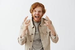 Το στούντιο που πυροβολήθηκε του redhead ατόμου κατά τη διάρκεια του επιχειρήματος, φωνάζοντας και gesturing με η έκφραση σφίγγον στοκ φωτογραφίες με δικαίωμα ελεύθερης χρήσης Το στούντιο που πυροβολήθηκε του redhead ατόμου κατά τη διάρκεια του επιχειρήματος, φωνάζοντας και gesturing με η έκφραση σφίγγον στοκ φωτογραφίες με δικαίωμα ελεύθερης χρήσης