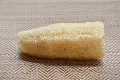 Το σώμα Loofah τρίβει στο χαλί μπαμπού Στοκ Εικόνες Το σώμα Loofah τρίβει στο χαλί μπαμπού Στοκ Εικόνες