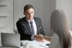 Το τίναγμα επιχειρηματιών και επιχειρηματιών παραδίδει τη συμφωνία στοκ εικόνα με δικαίωμα ελεύθερης χρήσης Το τίναγμα επιχειρηματιών και επιχειρηματιών παραδίδει τη συμφωνία στοκ εικόνα με δικαίωμα ελεύθερης χρήσης