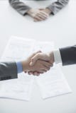 Το τίναγμα δύο επιχειρηματιών παραδίδει τον πίνακα, δίνει μόνο στοκ εικόνες Το τίναγμα δύο επιχειρηματιών παραδίδει τον πίνακα, δίνει μόνο στοκ εικόνες