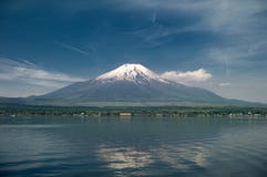 Το ταξίδι της Ιαπωνίας, το fuji διαμαντιών ΑΜ και το χιόνι στη λίμνη Kawaguchiko στην Ιαπωνία, ΑΜ Φούτζι είναι ενός ταξιδιού από στοκ φωτογραφία με δικαίωμα ελεύθερης χρήσης Το ταξίδι της Ιαπωνίας, το fuji διαμαντιών ΑΜ και το χιόνι στη λίμνη Kawaguchiko στην Ιαπωνία, ΑΜ Φούτζι είναι ενός ταξιδιού από στοκ φωτογραφία με δικαίωμα ελεύθερης χρήσης