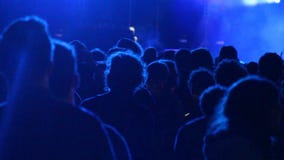 Το τεράστιο πλήθος που χορεύει σε ένα DJ παρουσιάζει, με τα μεγάλα αποτελέσματα αστραπής Βαρκελώνη Το τεράστιο πλήθος που χορεύει σε ένα DJ παρουσιάζει, με τα μεγάλα αποτελέσματα αστραπής Βαρκελώνη