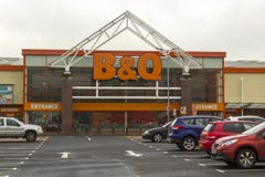 Το τοπικό κέντρο B&Q DIY ανοικτό για την επιχείρηση μια θαμπή ημέρα άνοιξη στο λιανικό πάρκο Newry στη κομητεία κάτω στοκ εικόνα Το τοπικό κέντρο B&Q DIY ανοικτό για την επιχείρηση μια θαμπή ημέρα άνοιξη στο λιανικό πάρκο Newry στη κομητεία κάτω στοκ εικόνα