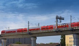 Το τραίνο Bahn Deutsche διασχίζει μια γέφυρα σιδηροδρόμων στο Βερολίνο στοκ φωτογραφία με δικαίωμα ελεύθερης χρήσης Το τραίνο Bahn Deutsche διασχίζει μια γέφυρα σιδηροδρόμων στο Βερολίνο στοκ φωτογραφία με δικαίωμα ελεύθερης χρήσης