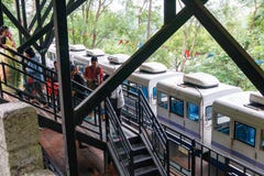 Το τραίνο έφερε τους επισκέπτες στην είσοδο της σπηλιάς φλαούτων καλάμων, η οποία βρίσκεται στην κινεζική πόλη Guilin στοκ εικόνες με δικαίωμα ελεύθερης χρήσης Το τραίνο έφερε τους επισκέπτες στην είσοδο της σπηλιάς φλαούτων καλάμων, η οποία βρίσκεται στην κινεζική πόλη Guilin στοκ εικόνες με δικαίωμα ελεύθερης χρήσης