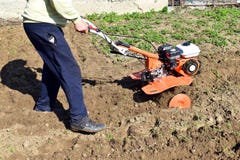 Το τρακτέρ περπατήματος στον τομέα ρυζιού για το άροτρο εργασίας οργώνει τη μικρή χρήση τρακτέρ μηχανών για μέχρι το χώμα πριν απ στοκ φωτογραφία με δικαίωμα ελεύθερης χρήσης Το τρακτέρ περπατήματος στον τομέα ρυζιού για το άροτρο εργασίας οργώνει τη μικρή χρήση τρακτέρ μηχανών για μέχρι το χώμα πριν απ στοκ φωτογραφία με δικαίωμα ελεύθερης χρήσης