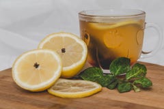 Το τσάι με το λεμόνι και το κλαδάκι αυξήθηκε στοκ εικόνες Το τσάι με το λεμόνι και το κλαδάκι αυξήθηκε στοκ εικόνες