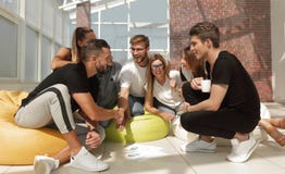 Το φίλοι που τινάζουν τα χέρια κατά συζήτηση ενός νέου προγράμματος ; Στοκ Φωτογραφία Το φίλοι που τινάζουν τα χέρια κατά συζήτηση ενός νέου προγράμματος ; Στοκ Φωτογραφία