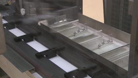 Το φαρμακευτικό εργοστάσιο μεταφορέων παρήγαγε τη συσκευασία συσκευασίας ιατρικής φιαλιδίων συρίγγων τελειωμένος - προϊόντα απόθεμα βίντεο Το φαρμακευτικό εργοστάσιο μεταφορέων παρήγαγε τη συσκευασία συσκευασίας ιατρικής φιαλιδίων συρίγγων τελειωμένος - προϊόντα απόθεμα βίντεο