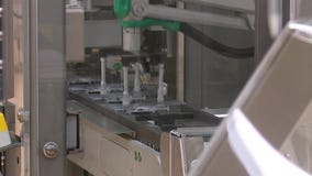 Το φαρμακευτικό εργοστάσιο μεταφορέων παρήγαγε τη συσκευασία συσκευασίας ιατρικής φιαλιδίων συρίγγων τελειωμένος - προϊόντα απόθεμα βίντεο Το φαρμακευτικό εργοστάσιο μεταφορέων παρήγαγε τη συσκευασία συσκευασίας ιατρικής φιαλιδίων συρίγγων τελειωμένος - προϊόντα απόθεμα βίντεο
