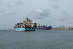 Το φορτηγό πλοίο γραμμών Maersk φθάνει λιμένας της Νιγηρίας ενώ έξοδος Leto Μονροβία στο α, τη χαρακτηριστικές εισαγωγή & την ένν στοκ εικόνες με δικαίωμα ελεύθερης χρήσης Το φορτηγό πλοίο γραμμών Maersk φθάνει λιμένας της Νιγηρίας ενώ έξοδος Leto Μονροβία στο α, τη χαρακτηριστικές εισαγωγή & την ένν στοκ εικόνες με δικαίωμα ελεύθερης χρήσης