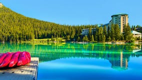 Το φυσικό Lake Louise, εθνικό πάρκο Banff, Καναδάς στοκ εικόνα Το φυσικό Lake Louise, εθνικό πάρκο Banff, Καναδάς στοκ εικόνα