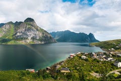 Το φυσικό τοπίο στα νησιά Lofoten με τα βουνά ποτίζει πλησίον Στοκ φωτογραφία με δικαίωμα ελεύθερης χρήσης Το φυσικό τοπίο στα νησιά Lofoten με τα βουνά ποτίζει πλησίον Στοκ φωτογραφία με δικαίωμα ελεύθερης χρήσης