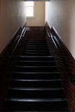 Το φως χτυπά το σκοτεινό stairwell του παλαιού 19ου σχολικού σπιτιού αιώνα στην Αγγλία στοκ εικόνα Το φως χτυπά το σκοτεινό stairwell του παλαιού 19ου σχολικού σπιτιού αιώνα στην Αγγλία στοκ εικόνα