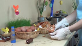 Το χέρι γυναικών προετοιμάζει τα αυγά Πάσχας που βάφονται με την κουζίνα κοχυλιών κρεμμυδιών 4K απόθεμα βίντεο Το χέρι γυναικών προετοιμάζει τα αυγά Πάσχας που βάφονται με την κουζίνα κοχυλιών κρεμμυδιών 4K απόθεμα βίντεο