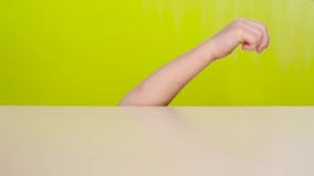 Το χέρι ενός άγνωστου παιδιού παίρνει την καραμέλα από τον πίνακα Η επίδραση της σοκολάτας και της ζάχαρης στην υγεία απόθεμα βίντεο Το χέρι ενός άγνωστου παιδιού παίρνει την καραμέλα από τον πίνακα Η επίδραση της σοκολάτας και της ζάχαρης στην υγεία απόθεμα βίντεο