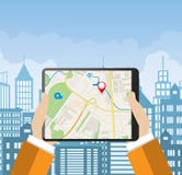 Το χέρι κρατά το PC ταμπλετών με τη ναυσιπλοΐα app ενάντια διανυσματική απεικόνιση Το χέρι κρατά το PC ταμπλετών με τη ναυσιπλοΐα app ενάντια διανυσματική απεικόνιση