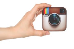 Το χέρι κρατά το λογότυπο Instagram τυπωμένο σε χαρτί για το άσπρο υπόβαθρο στοκ φωτογραφία με δικαίωμα ελεύθερης χρήσης Το χέρι κρατά το λογότυπο Instagram τυπωμένο σε χαρτί για το άσπρο υπόβαθρο στοκ φωτογραφία με δικαίωμα ελεύθερης χρήσης