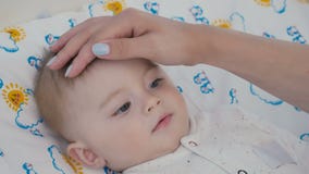 Το χέρι μητέρων ` s αγγίζει το hed της λίγος γιος απόθεμα βίντεο Το χέρι μητέρων ` s αγγίζει το hed της λίγος γιος απόθεμα βίντεο