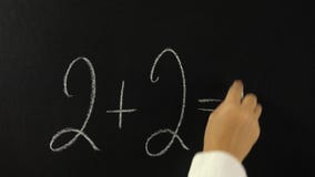 Το χέρι που γράφει με την κιμωλία στη μαθηματική εξίσωση πινάκων κιμωλίας, δύο συν δύο είναι ίσο με πέντε φιλμ μικρού μήκους Το χέρι που γράφει με την κιμωλία στη μαθηματική εξίσωση πινάκων κιμωλίας, δύο συν δύο είναι ίσο με πέντε φιλμ μικρού μήκους