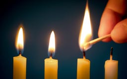 Το χέρι που κρατά τα matchsticks, που πηγαίνουν να καψει ένα κερί για αρχίζει στοκ εικόνες Το χέρι που κρατά τα matchsticks, που πηγαίνουν να καψει ένα κερί για αρχίζει στοκ εικόνες