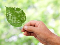 Το χέρι που κρατά την πράσινη έννοια πόλεων, έκοψε τα φύλλα των φυτών στοκ εικόνες Το χέρι που κρατά την πράσινη έννοια πόλεων, έκοψε τα φύλλα των φυτών στοκ εικόνες