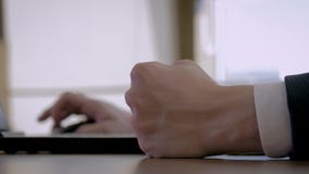 Το χέρι πυγμών κινηματογραφήσεων σε πρώτο πλάνο του επιχειρηματία χτυπά νευρικά το γραφείο στην αρχή στον εργασιακό χώρο φιλμ μικρού μήκους Το χέρι πυγμών κινηματογραφήσεων σε πρώτο πλάνο του επιχειρηματία χτυπά νευρικά το γραφείο στην αρχή στον εργασιακό χώρο φιλμ μικρού μήκους