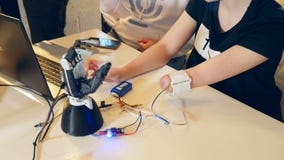 Το χέρι ρομπότ ακολουθεί τις μετακινήσεις του ακρωτηριασμένου χεριού Οι σκιαγραφίες των ανθρώπων είναι unrecognisable απόθεμα βίντεο Το χέρι ρομπότ ακολουθεί τις μετακινήσεις του ακρωτηριασμένου χεριού Οι σκιαγραφίες των ανθρώπων είναι unrecognisable απόθεμα βίντεο