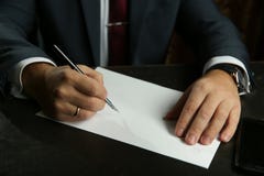 Το χέρι του επιχειρηματία γράφει με την κινηματογράφηση σε πρώτο πλάν στοκ εικόνες Το χέρι του επιχειρηματία γράφει με την κινηματογράφηση σε πρώτο πλάν στοκ εικόνες