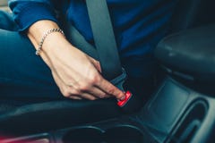 Το χέρι των ατόμων στερεώνει τη ζώνη ασφαλείας του αυτοκινήτου Κλείστε το κάθισμα αυτοκινήτων σας στοκ εικόνες Το χέρι των ατόμων στερεώνει τη ζώνη ασφαλείας του αυτοκινήτου Κλείστε το κάθισμα αυτοκινήτων σας στοκ εικόνες