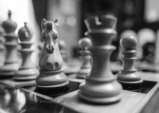Το χέρι χάρασε, ξύλινα κομμάτια σκακιού που είδαν σε έναν πίνακα σκακιού πληγών ανταγωνισμού στοκ φωτογραφίες με δικαίωμα ελεύθερης χρήσης Το χέρι χάρασε, ξύλινα κομμάτια σκακιού που είδαν σε έναν πίνακα σκακιού πληγών ανταγωνισμού στοκ φωτογραφίες με δικαίωμα ελεύθερης χρήσης