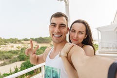 Το χαριτωμένο selfie μιας νεολαίας συνδέει το αγκάλιασμα και το χαμόγελο στη κάμερα, ένα σύμβολο της ειρήνης στοκ φωτογραφία με δικαίωμα ελεύθερης χρήσης Το χαριτωμένο selfie μιας νεολαίας συνδέει το αγκάλιασμα και το χαμόγελο στη κάμερα, ένα σύμβολο της ειρήνης στοκ φωτογραφία με δικαίωμα ελεύθερης χρήσης