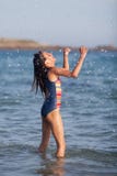 Το χαριτωμένο κορίτσι έχει τη διασκέδαση στο θαλάσσιο νερό στοκ φωτογραφίες με δικαίωμα ελεύθερης χρήσης Το χαριτωμένο κορίτσι έχει τη διασκέδαση στο θαλάσσιο νερό στοκ φωτογραφίες με δικαίωμα ελεύθερης χρήσης