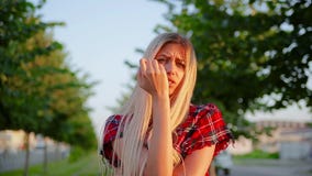 Το χαριτωμένο κορίτσι πορτρέτου με τη μακριά άσπρη τρίχα είναι πολύ και κοιτάζει με τη μεγάλη απογοήτευση και ισιώνει νευρικά την απόθεμα βίντεο Το χαριτωμένο κορίτσι πορτρέτου με τη μακριά άσπρη τρίχα είναι πολύ και κοιτάζει με τη μεγάλη απογοήτευση και ισιώνει νευρικά την απόθεμα βίντεο