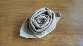 το χρυσό origami πετσετών αυξήθηκε επιτραπέζια διακόσμηση για τα γεγονότα και τις διακοπές κομμάτων Ξύλινο επιτραπέζιο υπόβαθρο στοκ φωτογραφίες με δικαίωμα ελεύθερης χρήσης το χρυσό origami πετσετών αυξήθηκε επιτραπέζια διακόσμηση για τα γεγονότα και τις διακοπές κομμάτων Ξύλινο επιτραπέζιο υπόβαθρο στοκ φωτογραφίες με δικαίωμα ελεύθερης χρήσης