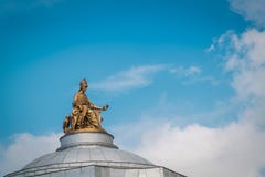 Το χρυσό άγαλμα στην κορυφή στεγών της αυτοκρατορικής ακαδημίας των τεχνών που ενσωματώνουν Άγιο Πετρούπολη, Ρωσία στοκ φωτογραφίες με δικαίωμα ελεύθερης χρήσης Το χρυσό άγαλμα στην κορυφή στεγών της αυτοκρατορικής ακαδημίας των τεχνών που ενσωματώνουν Άγιο Πετρούπολη, Ρωσία στοκ φωτογραφίες με δικαίωμα ελεύθερης χρήσης