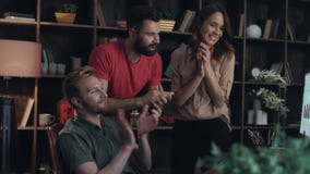 Το χτύπημα επιχειρησιακών ομάδων παραδίδει το γραφείο Οι επιτυχείς εργαζόμενοι απολαμβάνουν τα στοιχεία στατιστικής απόθεμα βίντεο Το χτύπημα επιχειρησιακών ομάδων παραδίδει το γραφείο Οι επιτυχείς εργαζόμενοι απολαμβάνουν τα στοιχεία στατιστικής απόθεμα βίντεο