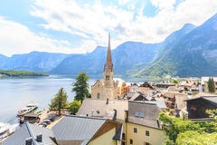 Το χωριό Hallstatt σε Hallstatter βλέπει στα αυστριακά όρη στοκ εικόνες Το χωριό Hallstatt σε Hallstatter βλέπει στα αυστριακά όρη στοκ εικόνες