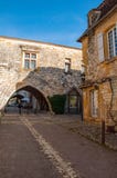 Το χωριό Monpazier, στη dordogne-Périgord περιοχή, Γαλλία Μεσαιωνικό χωριό με τα arcades και το χαρακτηριστικό τετράγωνο στοκ εικόνες Το χωριό Monpazier, στη dordogne-Périgord περιοχή, Γαλλία Μεσαιωνικό χωριό με τα arcades και το χαρακτηριστικό τετράγωνο στοκ εικόνες