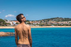 Το όμορφο άτομο στην παραλία γύρισε εν πλω πίσω στη κάμερα εξετάζοντας τον ήλιο, που χαλάρωσαν, έννοια διακοπών Palamos, Κόστα Μπ στοκ φωτογραφία με δικαίωμα ελεύθερης χρήσης Το όμορφο άτομο στην παραλία γύρισε εν πλω πίσω στη κάμερα εξετάζοντας τον ήλιο, που χαλάρωσαν, έννοια διακοπών Palamos, Κόστα Μπ στοκ φωτογραφία με δικαίωμα ελεύθερης χρήσης