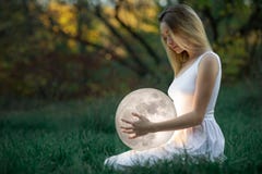 Το όμορφο ελκυστικό κορίτσι σε ένα άσπρο φόρεμα στο δάσος φθινοπώρου, αγκαλιάζει το φεγγάρι, ένα μυστήριο, μυστήριος ένας δασικός στοκ εικόνες με δικαίωμα ελεύθερης χρήσης Το όμορφο ελκυστικό κορίτσι σε ένα άσπρο φόρεμα στο δάσος φθινοπώρου, αγκαλιάζει το φεγγάρι, ένα μυστήριο, μυστήριος ένας δασικός στοκ εικόνες με δικαίωμα ελεύθερης χρήσης