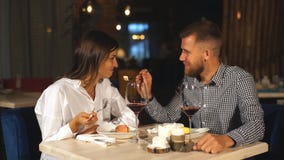 Το όμορφο ζεύγος ερωτευμένο κάθεται στον καφέ, καφές κατανάλωσης και κατανάλωση cheesecake Η νέα γυναίκα ταΐζει τον άνδρα της απόθεμα βίντεο Το όμορφο ζεύγος ερωτευμένο κάθεται στον καφέ, καφές κατανάλωσης και κατανάλωση cheesecake Η νέα γυναίκα ταΐζει τον άνδρα της απόθεμα βίντεο