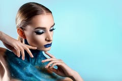το όμορφο δημιουργικό κ&omicro Φωτεινά μπλε χείλια χρωμάτων Εννοιολογική τέχνη ο κόσμος, ο κόσμος στοκ φωτογραφία με δικαίωμα ελεύθερης χρήσης το όμορφο δημιουργικό κ&omicro Φωτεινά μπλε χείλια χρωμάτων Εννοιολογική τέχνη ο κόσμος, ο κόσμος στοκ φωτογραφία με δικαίωμα ελεύθερης χρήσης