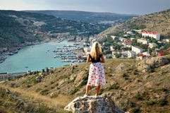 Το όμορφο κορίτσι εξετάζει τη θάλασσα και την πόλη θάλασσας Κριμαία, Balaclava, τοπ άποψη Ενεργός έννοια τρόπου ζωής στοκ εικόνα με δικαίωμα ελεύθερης χρήσης Το όμορφο κορίτσι εξετάζει τη θάλασσα και την πόλη θάλασσας Κριμαία, Balaclava, τοπ άποψη Ενεργός έννοια τρόπου ζωής στοκ εικόνα με δικαίωμα ελεύθερης χρήσης