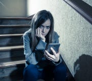 Το όμορφο μόνο νέο κορίτσι πίεσε και ανησύχησε να πάσσει από τη φοβέρα και την παρενόχληση στο σχολείο στοκ φωτογραφία με δικαίωμα ελεύθερης χρήσης Το όμορφο μόνο νέο κορίτσι πίεσε και ανησύχησε να πάσσει από τη φοβέρα και την παρενόχληση στο σχολείο στοκ φωτογραφία με δικαίωμα ελεύθερης χρήσης