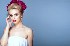 Το όμορφο ξανθό πρότυπο με την τρίχα updo και τέλειος αποτελεί τη φθορά της peony επικεφαλής γιρλάντας σχετικά με το πρόσωπό της στοκ φωτογραφίες Το όμορφο ξανθό πρότυπο με την τρίχα updo και τέλειος αποτελεί τη φθορά της peony επικεφαλής γιρλάντας σχετικά με το πρόσωπό της στοκ φωτογραφίες